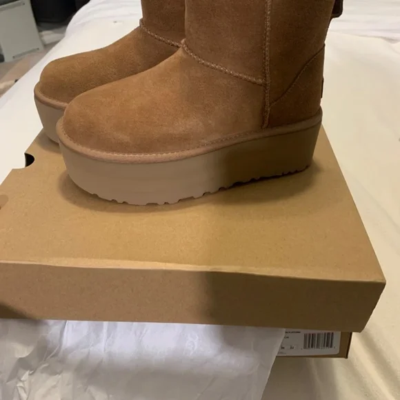 ugg mini platform size 5 - Picture 2 of 2